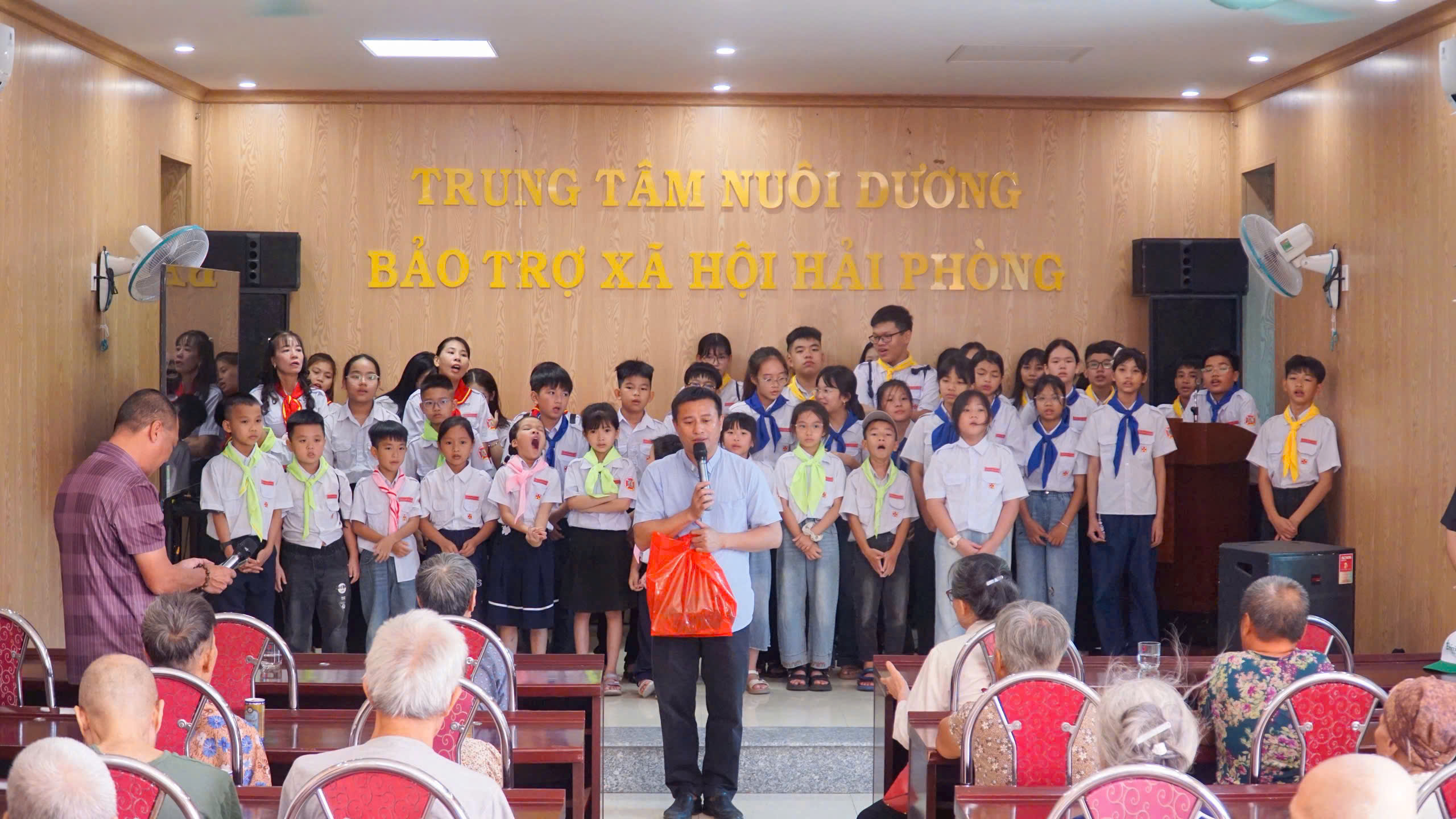 Thiếu nhi Thánh Thể Giáo xứ Hải Dương sống tâm tình Ngày Thế giới Ông bà và Người cao tuổi